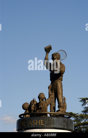 Richmond Virginia Arthur Ashe Jr Statue schwarzen amerikanischen Tennis-Champion von Kinder umgeben Stockfoto