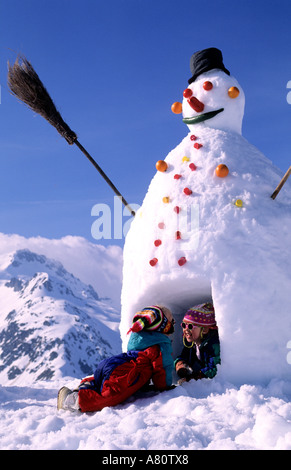 Frankreich, Savoyen, Skigebiet Valmorel, Kinder Palying im Schnee (Model-Release "OK") Stockfoto