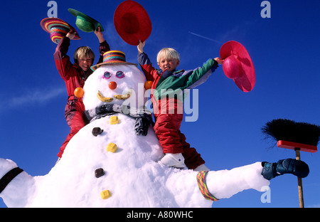 Frankreich, Savoyen, Skigebiet Valmorel, Kinder Palying im Schnee (Model-Release "OK") Stockfoto