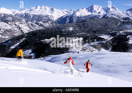 Frankreich, Savoyen, Skifahrer in Meribel mit der Grande Casse und Mont Pourri im Hintergrund Stockfoto