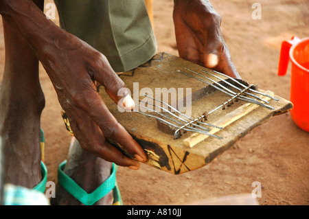 Mbira oder Daumenklavier, einem traditionellen afrikanischen Instrument. Stockfoto