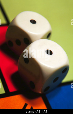 Nahaufnahme der beiden Würfel auf das Spielbrett von Monopoly Stockfoto