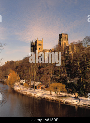Die malerische mittelalterliche Kathedrale gesehen über Flusses Wear von Anbiegen Brücke im Winter, Durham City, County Durham, England, UK. Stockfoto