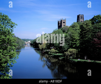Die Kathedrale und die Framwellgate Brücke über den Fluss zu tragen, aus Anbiegen Brücke, Durham City, County Durham, England, UK. Stockfoto