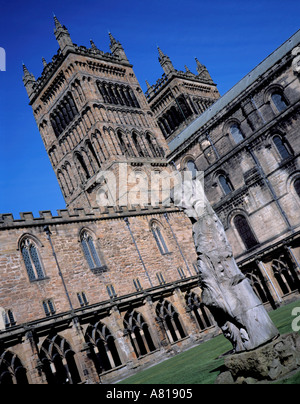 Geschnitzte Elm Statue von St. Cuthbert und Türme der Kathedrale von Durham, Durham City, Durham, England, UK. Stockfoto