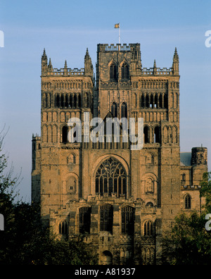 Kunstvolle Mauerwerk der Westfassade der Kathedrale von Durham, Durham City, Durham, England, UK. Stockfoto