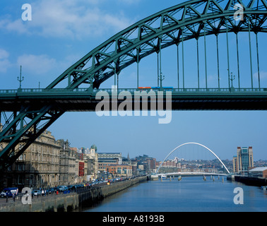 Gateshead Millennium Bridge gesehen unter dem Tyne Bridge, Tyneside, Newcastle Upon Tyne, Tyne and Wear, England, UK. Stockfoto