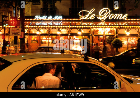 Frankreich, Paris, Montparnasse-Viertel, Taxi und seine Kunden vor der berühmten Brauerei Le Dome Stockfoto