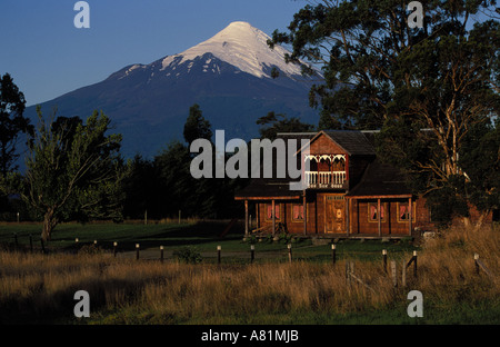 Chile, Los Lagos Region, Vicente Perez Rosales Nationalpark Vulkan Osorno dominiert Stockfoto