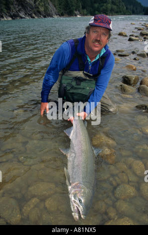 Fliegenfischer Bill Fitzsimmons halten große Steelhead vor Veröffentlichung Dean River British Columbia Stockfoto