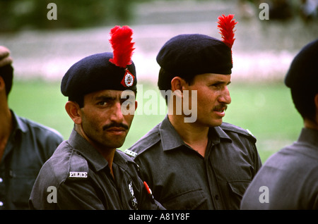 Pakistan Sport Azad Kaschmir Gilgit Polizei Kontrolle diensthabenden Menschenmenge vor Polo-Spiel Stockfoto