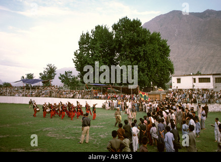 Pakistan Azad Kaschmir Gilgit Sport Polizei Dudelsack Band vor Polo-Spiel Stockfoto