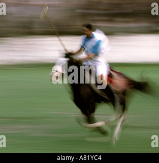 Pakistan Azad Kaschmir Gilgit Sport verschwommene galoppierenden Polo Pony während Spiel Stockfoto