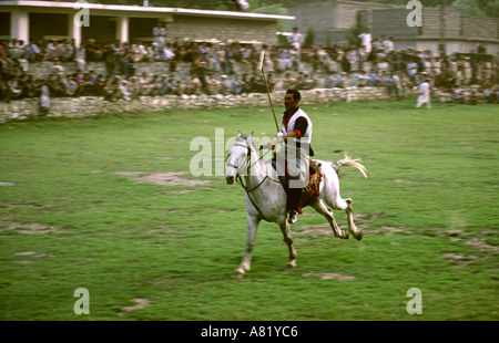 Pakistan Azad Kaschmir Gilgit Sport galoppierenden Polo Pony während Spiel Stockfoto