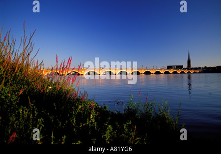Frankreich, Gironde, Bordeaux, Pont de Pierre als Weltkulturerbe der UNESCO, Blick vom Bastide Bezirk eingestuft Stockfoto