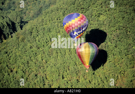 Frankreich, Dordogne, Heißluftballons fliegen über der Dordogne Stockfoto