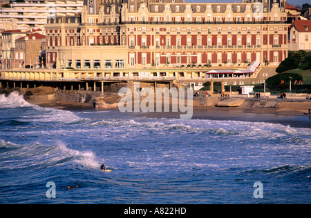 Frankreich, Pyrenees Atlantiques, Biarritz, surf vor dem Hotel du Palais Stockfoto