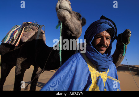 Marokko, südlich von Marokko, Tafilalet Region, Tuareg und seine Dromadery in Erg Chebbi-Dünen Stockfoto