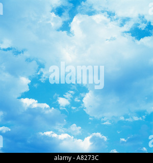 Blauer Himmel mit Cumulus-Wolken Stockfoto