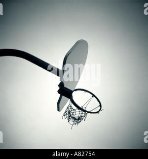 Basketballkorb mit zerrissenen Netz Stockfoto