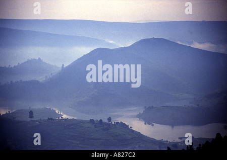 Misty Seen und Hügeln im Kibale Kisoro Straße Uganda Ostafrika Stockfoto