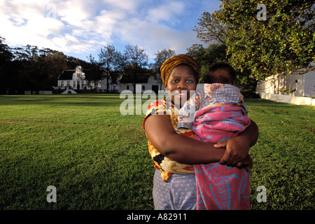 Südafrika, Stellenbosch, Xhosa-Mutter mit Kind Stockfoto