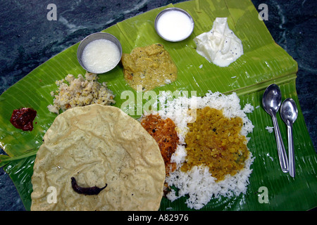 Ein Thali eine typische indische Mahlzeit auf einem Bananenblatt serviert Stockfoto