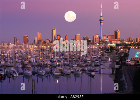 Mond-Einstellung über Waitemata Harbour (Westhaven Harbour) mit Sky Tower in Auckland skyline Stockfoto