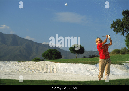 Frau Golfer aus Sandfang Stockfoto