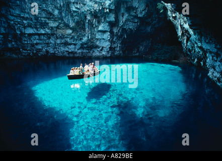 Touristenboot in Melissani Höhle in der Nähe von Sami Kephallonia Ionische Inseln Griechenland Stockfoto