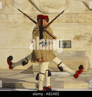 Zwei Evzone Wachen in traditionellen Khaki Rock wie Uniformen übergeben, während vor dem Parlament Gebäude Athen marschieren Stockfoto