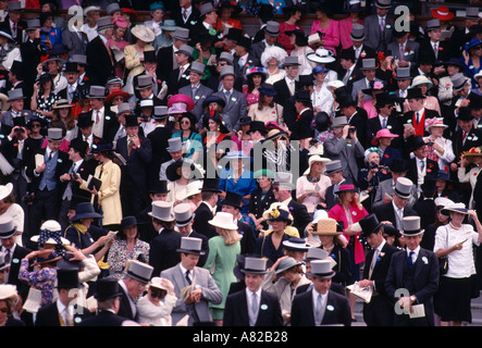 Das Publikum im königlichen Gehege beobachten die Pferderennen Royal Ascot Tagung Ascot Berkshire England Stockfoto