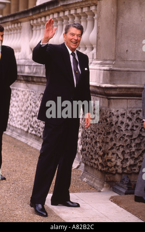 US-Präsident Ronald Reagan gesehen Ankunft am Buckingham Palace in London im Jahre 1988 seine honorary Knighthood von der Königin empfangen Stockfoto