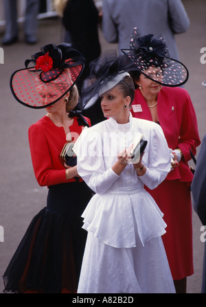 Eine Gruppe von Damen Tagung des Royal Ascot Pferd Rennen in Ascot, Berkshire, England Stockfoto