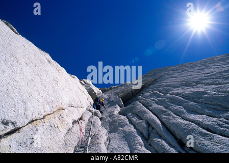 Bergsteiger im Bereich West Ridge von Mount Conness Tuolumne Meadows Yosemite National Park in Kalifornien Stockfoto