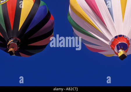 Heißluftballons steigen im Morgenlicht an der International Balloon Fiesta Albuquerque New Mexico Stockfoto