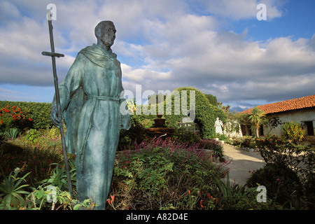 Kalifornien, Carmel, Statue von Junipero Serra außerhalb Carmel Mission Stockfoto