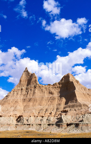 Blauer Himmel und Wolken über erodierten Türme in den Badlands in der Nähe von Cedar Pass Badlands Nationalpark South Dakota Stockfoto