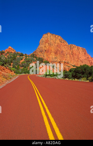 Sandstein-Klippe und rot Straße im Bereich Kolob Canyons Zion Nationalpark, Utah Stockfoto