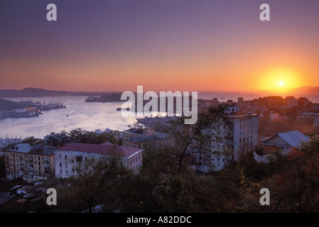 Russland, Vladivostok, Sonnenuntergang über Golden Horn Bay Bukhta Zolotoy Rog Stockfoto