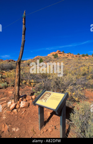 Telegrafenmast und Zeichen auf dem Rundweg beschreibt Arizonas erste Telegraphenlinie Pipe Spring National Monument Arizona Stockfoto