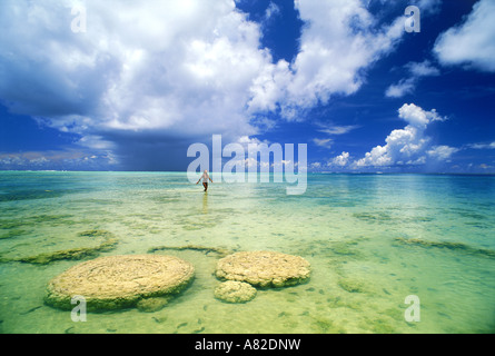 Frau in der flachen Lagune Gewässer mit Vielzahl von Korallen-Formationen in Anse Source d' Argent auf der Insel La Digue auf den Seychellen Stockfoto