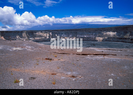 Halemaʻumaʻu-Krater vom East Rim Mauna Loa im Hintergrund Hawaii Volcanoes National Park The Big Island Hawaii Stockfoto