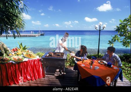 Gegrillte Meeresfrüchte und Hummer serviert im Restaurant unter freiem Himmel von Küchenchef auf Fihalhohi Insel in der Inselgruppe im Indischen Ozean Stockfoto