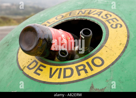 Vollständiges recycling Altglascontainer Nerja Spanien Stockfoto