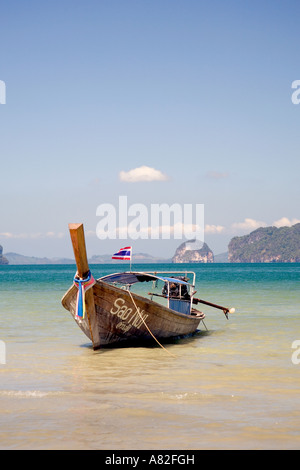 Long Tail Boat, Wasserfahrzeug aus Südostasien, vor Tupkaek vertäut. Tropische Meereslandschaft. Tup Kaek Sunset Beach Resort, Provinz Krabi, Andamanensee. Stockfoto