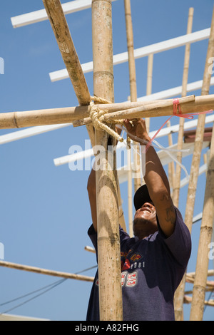Männliche asiatischen Bau Team von Arbeitern Montage Bambus Gebäudestruktur Gerüst am Wiederaufbau Aufstellungsort auf Ko Phi Phi Island, Krabi Provinz Stockfoto