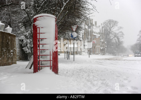 Eine Telefonzelle bedeckt Schnee im Dorf Broadway in Worcestershire UK Stockfoto