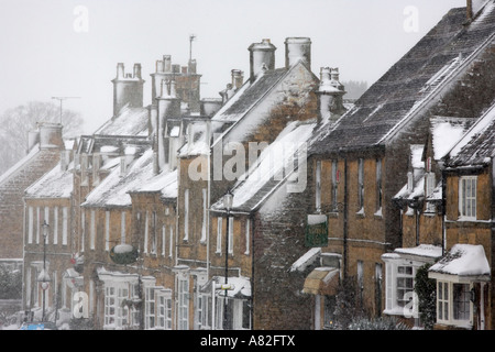 Schnee auf Dächern in dem Dorf Broadway in Worcestershire UK Stockfoto