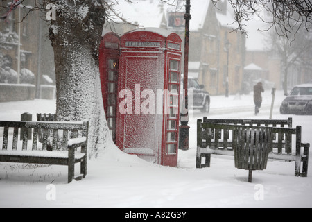 Ein Schneesturm verschlingt das Dorf Broadway in Worcestershire UK Stockfoto